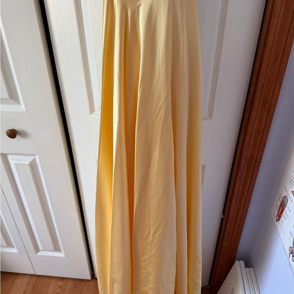 Faviana Open back Charmeuse Buttercream Gown Size: 10 - Picture 3 of 8